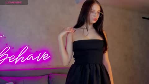 Snapshot of miaa_hill chatting on February 19, 9:49 am Mia online show from February 19, 9:49 am