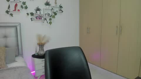 Snapshot of miaa_star_1x chatting on June 3, 10:40 am miaa_star_1x online show from June 3, 10:40 am