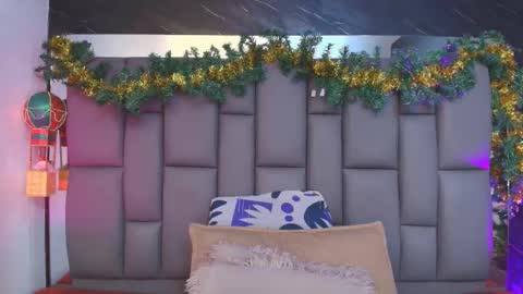 Mia online show from December 5, 12:03 pm