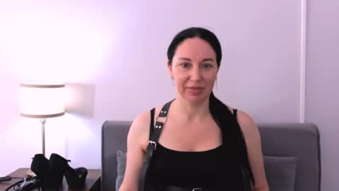 Snapshot of miaalluring chatting on July 18, 6:17 am Mia online show from July 18, 6:17 am