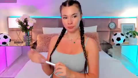 Mia online show from June 23, 7:01 pm