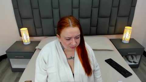 Snapshot of miaandmolly_ chatting on January 12, 8:04 am mia red hair molly short hair online show from January 12, 8:04 am