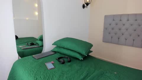 Snapshot of miabloom__ chatting on November 26, 11:11 am online show from November 26, 11:11 am