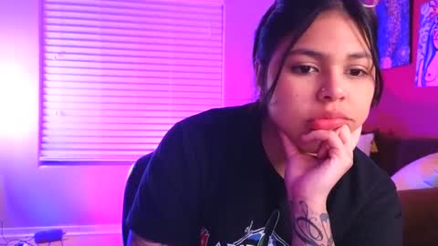Mia online show from December 8, 7:05 am