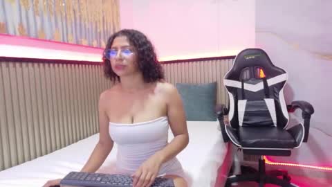 Snapshot of miacarterr_ chatting on November 29, 12:30 pm Mia online show from November 29, 12:30 pm