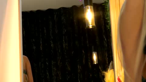 Mia online show from February 9, 9:19 pm