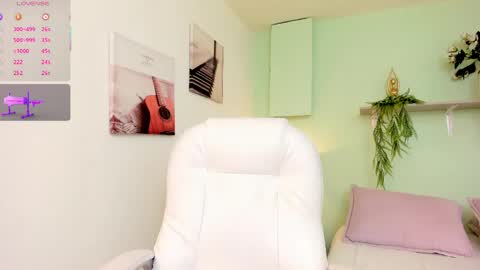 Snapshot of miaebony_ chatting on April 24, 9:06 pm Call me Mia online show from April 24, 9:06 pm