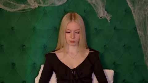 Mia online show from November 5, 5:24 pm