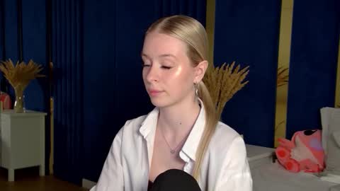 Mia online show from November 25, 10:43 pm