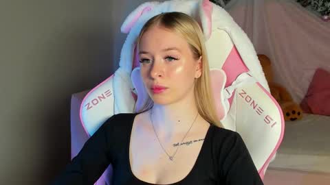 Mia online show from December 16, 6:24 pm