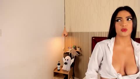 Miah and Bella online show from October 27, 7:40 pm