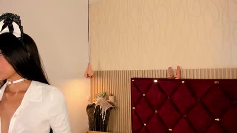 Miah and Bella online show from October 31, 7:04 pm