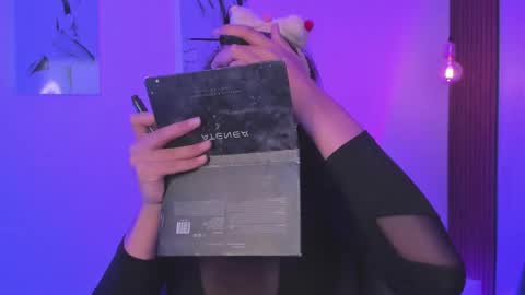 Mia Connor online show from November 18, 7:40 pm