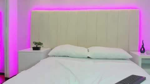 Snapshot of miah_skinny chatting on October 10, 4:00 am Mia online show from October 10, 4:00 am