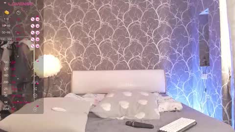 Mia online show from November 12, 11:21 am