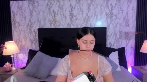 Snapshot of miamontoya chatting on May 27, 1:08 pm Mia -5 7001400 Follow online show from May 27, 1:08 pm