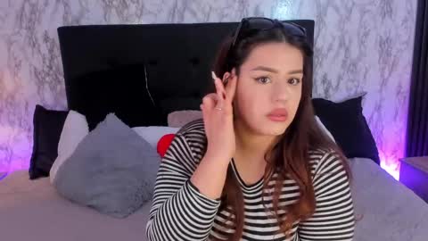 Snapshot of miamontoya chatting on May 30, 1:19 pm Mia -5 7001400 Follow online show from May 30, 1:19 pm