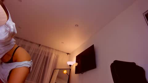 Snapshot of miapaw chatting on September 17, 8:32 pm Mia online show from September 17, 8:32 pm