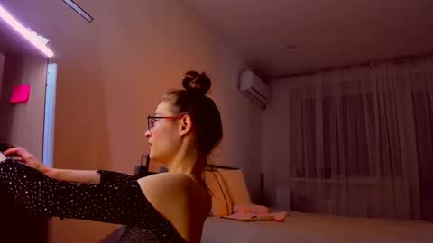 Mia online show from March 12, 5:30 pm