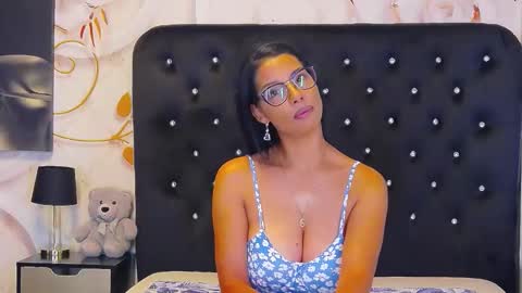 Mia online show from October 3, 12:02 pm