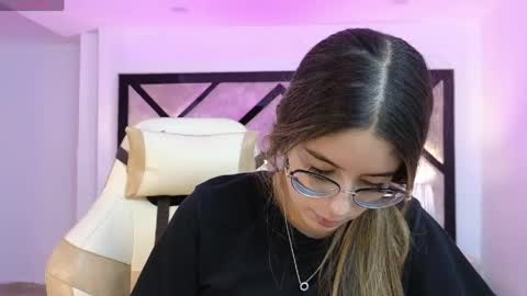 Mia online show from April 14, 7:09 pm