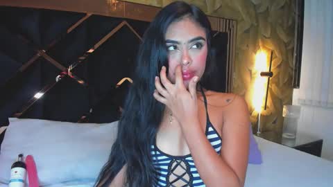 Mia Thompson online show from November 30, 5:00 am