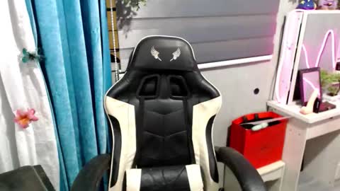 Snapshot of miatrixs chatting on December 19, 11:39 am Mia online show from December 19, 11:39 am