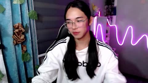 Snapshot of miatrixs chatting on February 22, 7:01 pm Mia online show from February 22, 7:01 pm