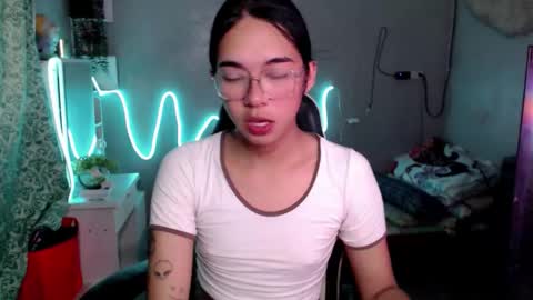 Snapshot of miatrixs chatting on February 25, 9:19 am Mia online show from February 25, 9:19 am