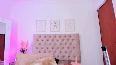 Miavenuss 1 online show from March 21, 9:29 pm