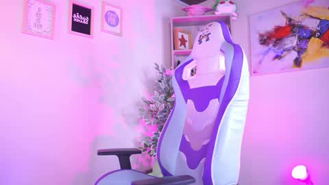 MICHELLE CHANG online show from November 20, 6:18 pm