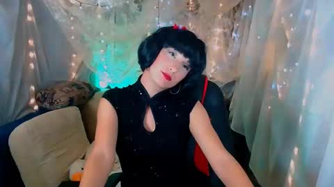Snapshot of michelleevie chatting on September 18, 9:39 pm Agatha online show from September 18, 9:39 pm