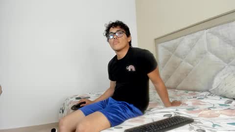 Snapshot of micky_luxe chatting on December 18, 4:57 pm micky_luxe online show from December 18, 4:57 pm