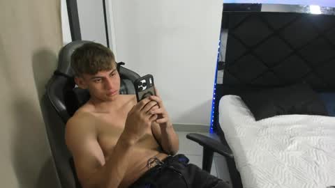 Snapshot of miguel_hz chatting on April 28, 11:43 pm Miguel Hernandez online show from April 28, 11:43 pm