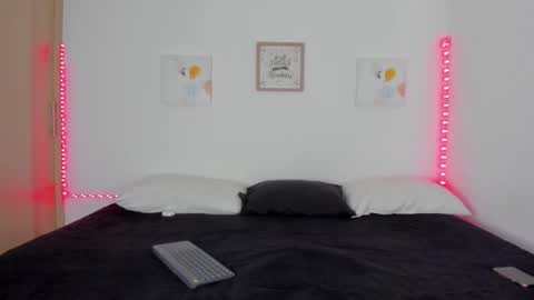 Mia Jones online show from December 19, 7:43 pm