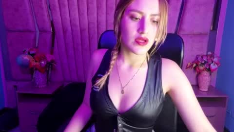 Snapshot of miia_scarlett_ chatting on September 11, 9:15 pm MiaScarlet online show from September 11, 9:15 pm