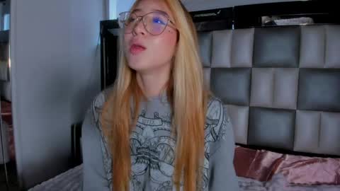 Mia online show from May 27, 2:03 pm