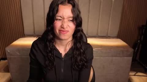 miiaa_evans1 online show from March 24, 6:57 pm