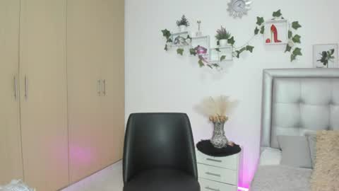 Snapshot of miiaa_k chatting on July 9, 10:08 am miiaa_k online show from July 9, 10:08 am
