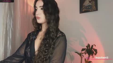 Snapshot of miissjulia chatting on November 28, 12:02 am online show from November 28, 12:02 am