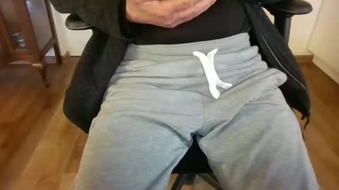 Snapshot of mik116 chatting on November 10, 11:31 am mik online show from November 10, 11:31 am