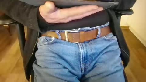 Snapshot of mik116 chatting on December 5, 1:31 pm mik online show from December 5, 1:31 pm