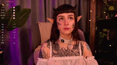 mika_moon_ online show from December 4, 5:55 pm