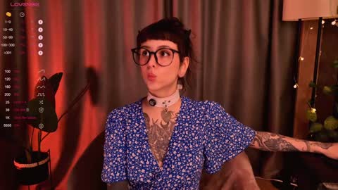 mika_moon_ online show from December 8, 6:50 pm