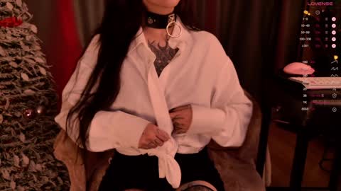 mika_moon_ online show from December 31, 12:43 am