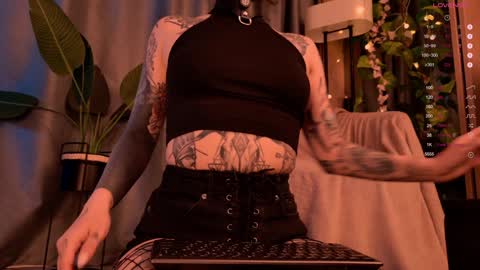 mika_moon_ online show from January 10, 8:15 pm