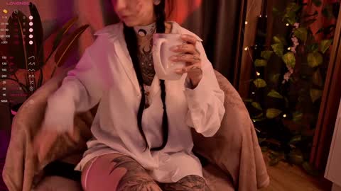 mika_moon_ online show from January 17, 2:50 am