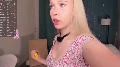 Snapshot of mikaelataron chatting on July 5, 7:21 pm Angel girl online show from July 5, 7:21 pm