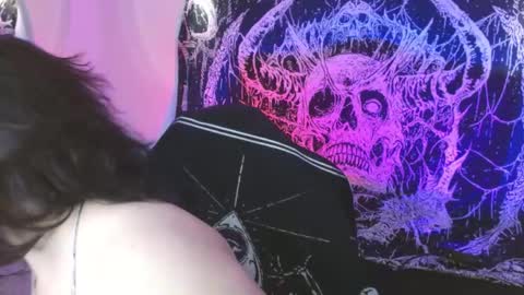Snapshot of mikaskullcs chatting on May 22, 10:37 pm Mika online show from May 22, 10:37 pm