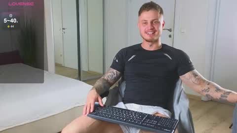 Snapshot of mike___magic chatting on October 11, 5:50 am Mike Magic online show from October 11, 5:50 am